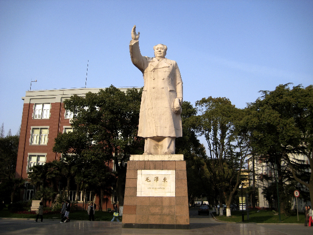 Die Maostatue ist heute noch Orientierungspunkt im weitläufigen Campus der Li Gong Universität.